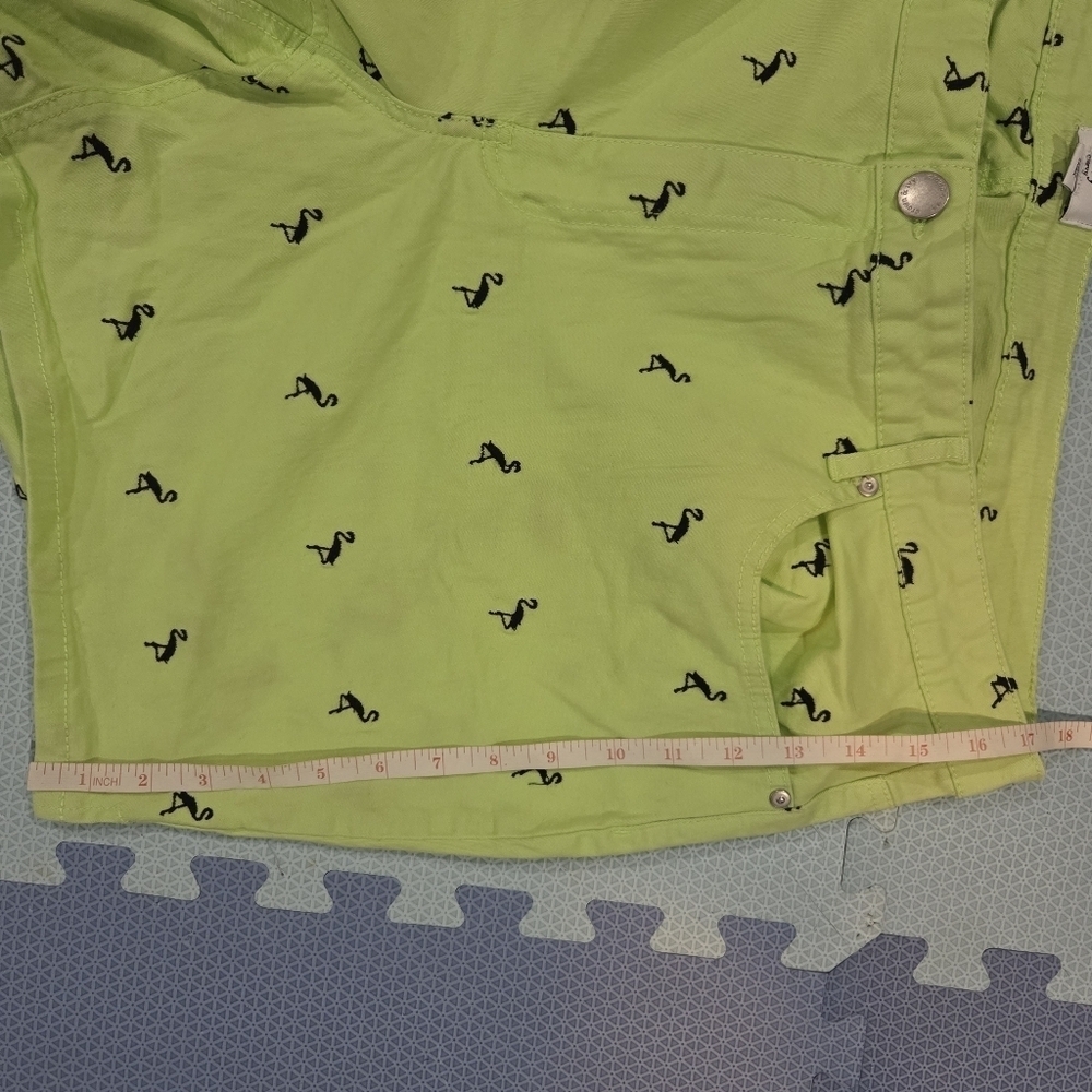 Crown & Ivy Women's Green Flamingo Print Shorts Size 24W - Picture 8 of 10